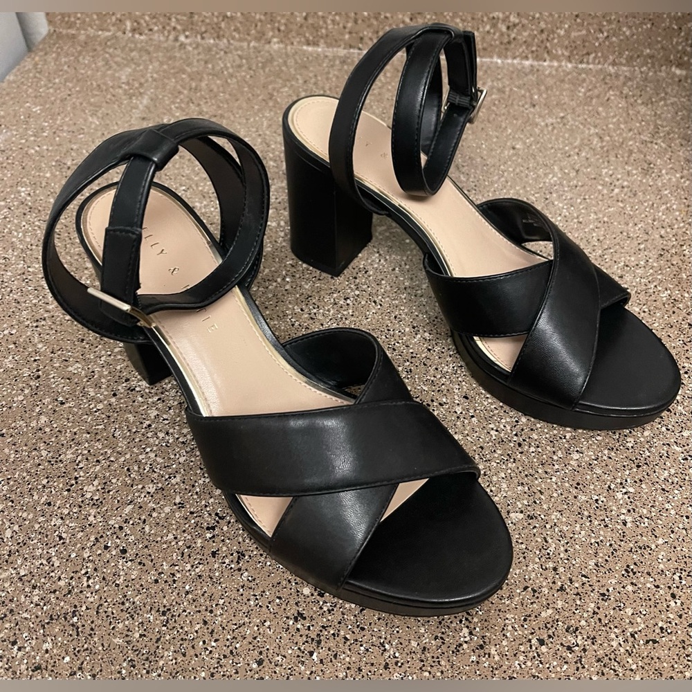 Kelly & Katie Hanniah Platform Sandal - Picture 5 of 13